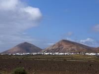 San Bartolomé mit Monte Guatisea und Montaña Blanca